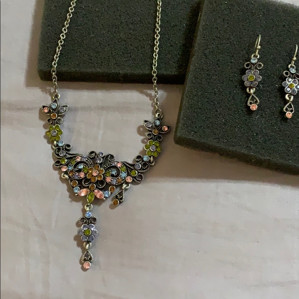 NIB Lia Sophia Beautiful Crystal Necklace Set